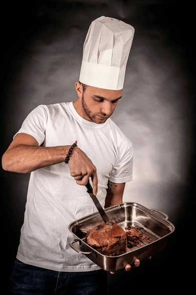 Moški pripravlja meso na potencial